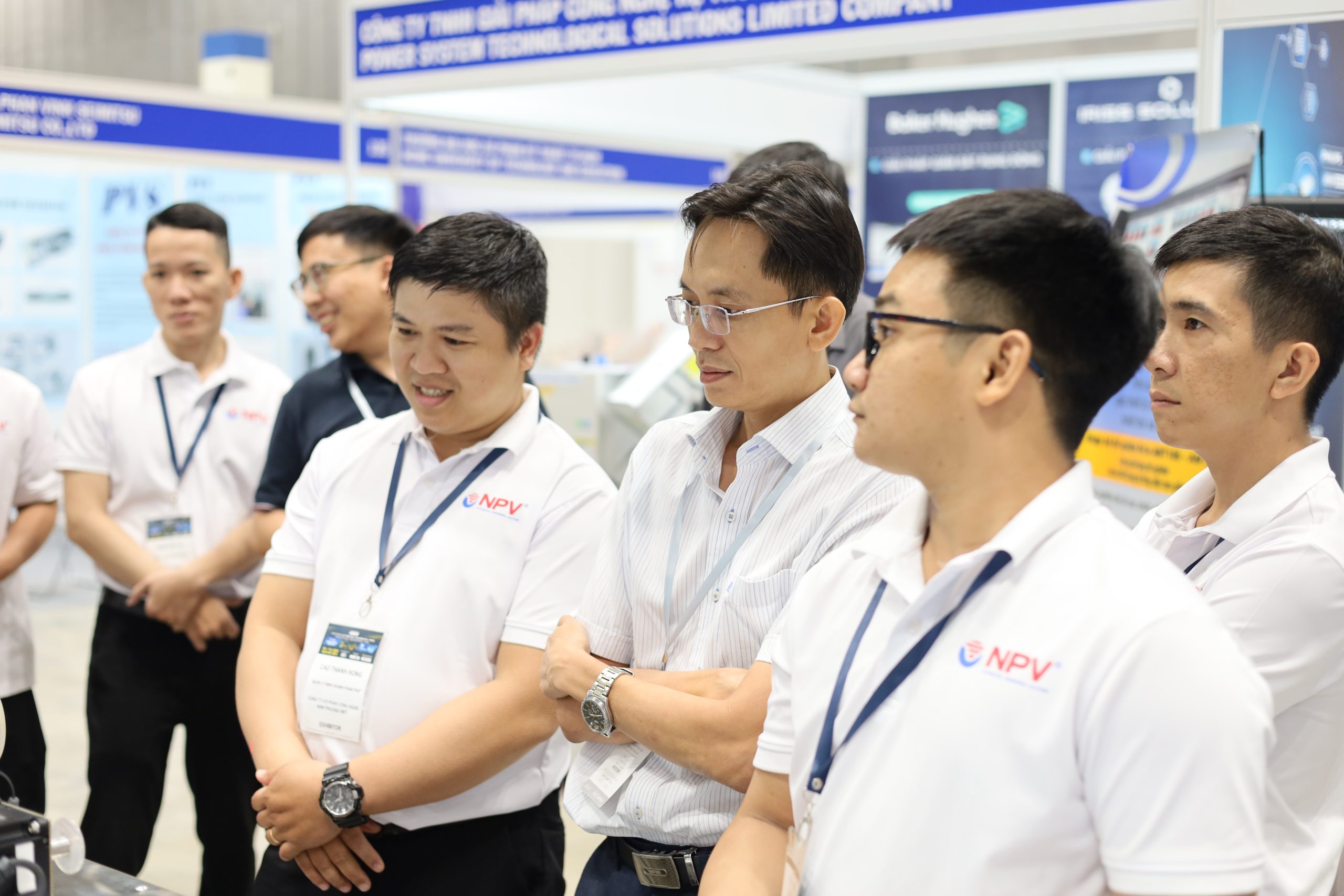 Nam Phương Việt thu hút khách hàng than quan gian hàng trưng bày